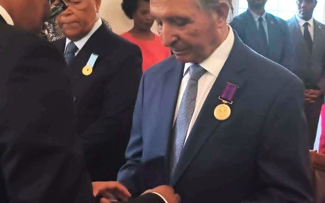 O Presidente do Conselho de Administração do Grupo Lusófona e Grupo Ensinus condecorado pelo Presidente da República de Cabo Verde